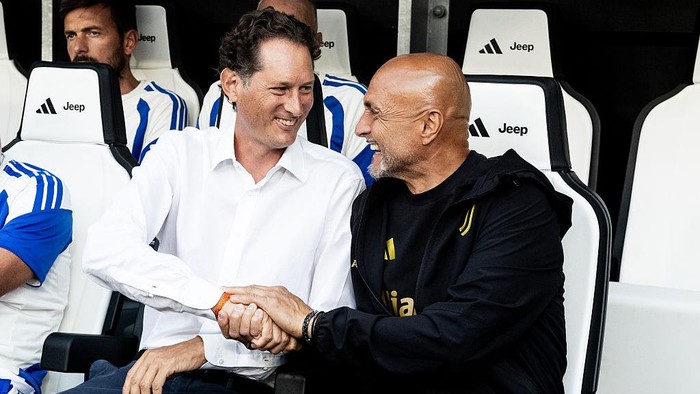 John Elkann (kiri) saat bersalaman dengan pelatih Juventus Luciano Spalletti dalam laga pramusim di Turin pada Senin (17/8/2026).