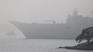 Kabut Tebal Selimuti Feri-feri yang Melintas di Sydney Harbour