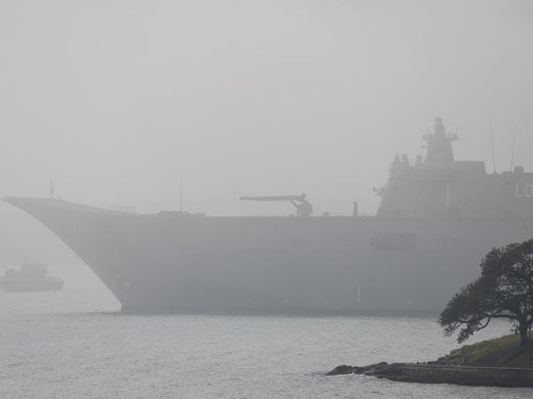 Kabut Tebal Selimuti Feri-feri yang Melintas di Sydney Harbour