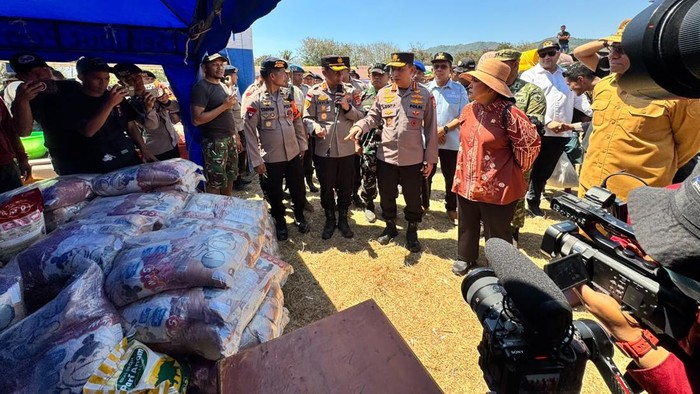 Kapolri dan Ketua Komisi IV DPR Tinjau Korban Gempa NTT, Bawa 247 Ton Bantuan Kapolri Jenderal Listyo Sigit Prabowo bersama Ketua Komisi IV DPR Siti Hediati Hariyadi (Titiek Soeharto) meninjau warga terdampak gempa di NTT. (dok Polri)