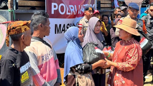 Kapolri Jenderal Listyo Sigit Prabowo bersama Ketua Komisi IV DPR Siti Hediati Hariyadi (Titiek Soeharto) meninjau warga terdampak gempa di NTT. (dok Polri) Kapolri Jenderal Listyo Sigit Prabowo bersama Ketua Komisi IV DPR Siti Hediati Hariyadi (Titiek Soeharto) meninjau warga terdampak gempa di NTT. (dok Polri)