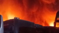 Ngeri Kebakaran Pangkalan Bus di Cikarang, Api Bikin Langit Malam Memerah