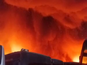 Ngeri Kebakaran Pangkalan Bus di Cikarang, Api Bikin Langit Malam Memerah