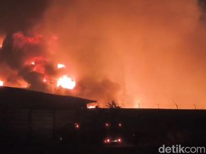 Amukan Si Jago Merah di Pabrik Plastik Purwakarta