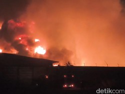 Amukan Si Jago Merah di Pabrik Plastik Purwakarta