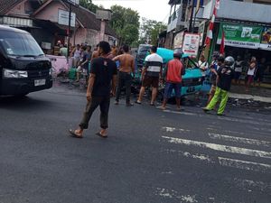 Adu Banteng Truk Vs Pikap Muat Lele di Payak Bantul, 2 Tewas