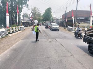 Pemotor Tewas Terlindas Truk Tronton di Karangawen Demak