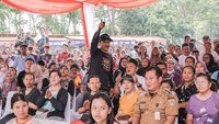 Hadiri Jamuan Rakyat di Kalijodo, Gus Ipul Bagikan Paket Sembako ke Warga
