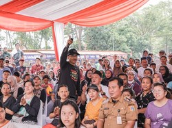 Hadiri Jamuan Rakyat di Kalijodo, Gus Ipul Bagikan Paket Sembako ke Warga