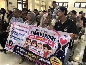 Bawa Spanduk, Massa Ortu Korban Hadiri Sidang Perdana Kasus Daycare Jogja