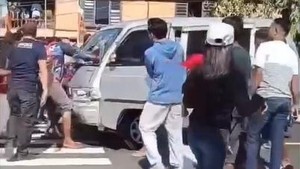 Pemobil di Sidrap Diamuk Massa Usai Tabrak Pemotor-Peserta Gerak Jalan