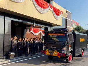Brimob Polda Jatim Kirim Bantuan Kendaraan Water Treatment ke NTT