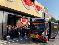 Brimob Polda Jatim Kirim Bantuan Kendaraan Water Treatment ke NTT
