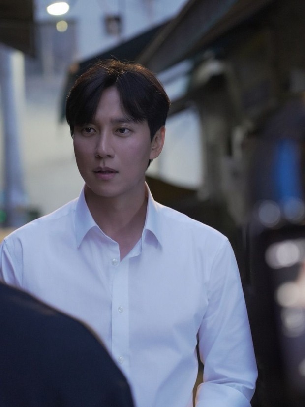 Kim Nam Gil mempertimbangkan peran pengacara berjiwa tak kenal takut dalam drama 'Lawyer for a Lawyer'.