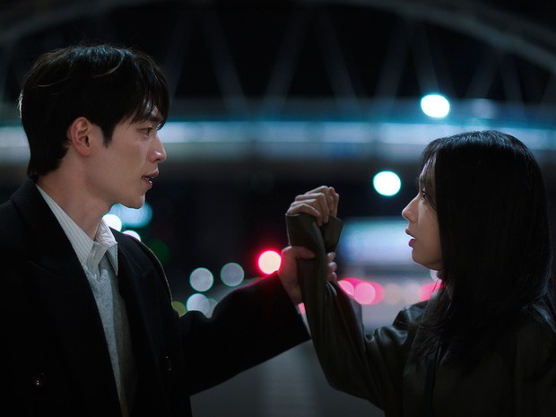 Seo Kang Joon dan Ahn Eun Jin berusaha mempertahankan hubungan romansa mereka yang terguncang dalam adegan drama 'A Love Other Than Yours'.