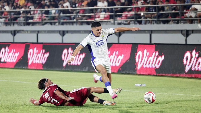 Persib Bandung meraih kemenangan dalam laga Dewata Challenge Series 2026. Maung Bandung menang comeback atas tuan rumah Bali United 3-2.