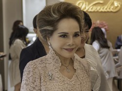 Ratna Sari Dewi Sukarno Curi Perhatian di Event Opening Butik Perhiasan