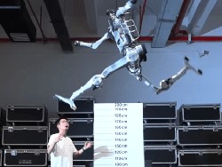 Robot Superman China Bisa Lari 45 Km/Jam dan Lompat 2 Meter