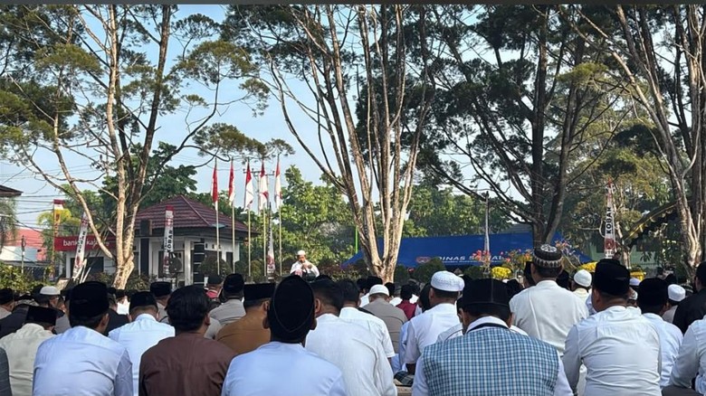Kemarau-Karhutla Masih Menghantui, Ratusan Warga Kobar Salat Istisqa