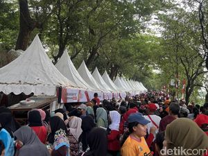 Semarak HUT RI di Kawasan BKT Jaktim, Warga Antre Makanan UMKM Gratis
