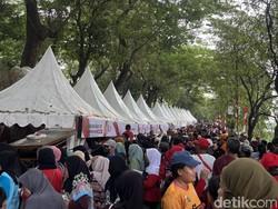 Semarak HUT RI di Kawasan BKT Jaktim, Warga Antre Makanan UMKM Gratis