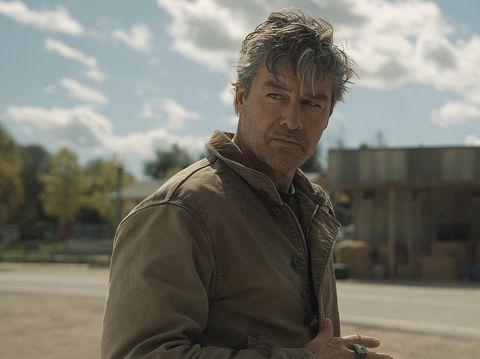 Serial Lanterns (2026) Kyle Chandler dalam serial Lanterns (2026).