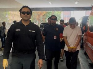 Tangan Diborgol, 9 Tersangka Kasus Judi Kasino Batam Tiba di Bareskrim