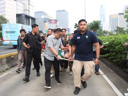 Tim Medis Polda Metro Evakuasi Mahasiswa Pingsan Saat Demo BEM UI di Jakpus