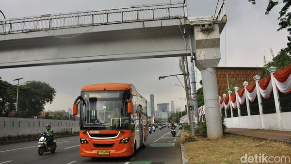 Akses Tangga Hilang! JPO Depan Gedung DPR Kini Tak Bisa Digunakan