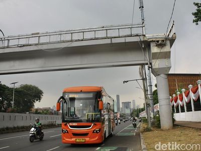 Akses Tangga Hilang! JPO Depan Gedung DPR Kini Tak Bisa Digunakan