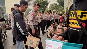 Aksi Kemanusiaan di Tengah Demo, Warga Galang Dana untuk Korban Gempa NTT