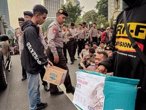 Aksi Kemanusiaan di Tengah Demo, Warga Galang Dana untuk Korban Gempa NTT