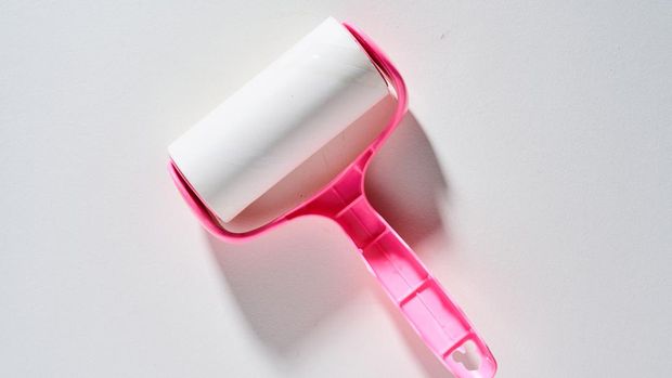 alat lint roller Alat lint roller bisa diandalkan untuk membersihkan bulu anabul di permukaan kain.