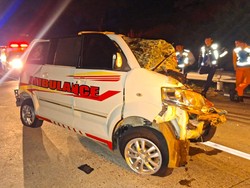 Ambulans Seruduk Truk dan Innova di Tol Batang, 1 Orang Tewas