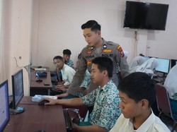 Polresta Sidoarjo Edukasi Pelajar SMKN 1 Sidoarjo Bijak Manfaatkan AI