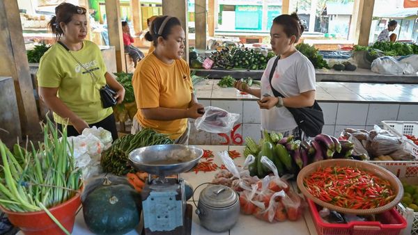 Bangkit Pascagempa, Aktivitas Jual Beli Kembali Ramai di Pasar Ikan Reo