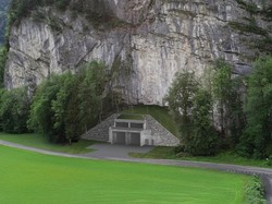 Brankas Supermewah Ini Terkubur 100 Meter di Bawah Pegunungan Swiss
