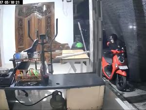 Dua Pria Terekam CCTV Curi Motor di Kos-kosan Jimbaran