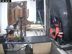 Dua Pria Terekam CCTV Curi Motor di Kos-kosan Jimbaran