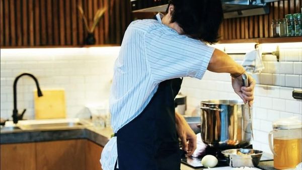 Momen Dikta Nangis Saat Iris Bawang hingga Ngopi Bareng Kucing Kesayangan