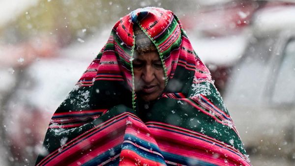 El Alto Diselimuti Salju, Warga Beraktivitas di Tengah Cuaca Dingin