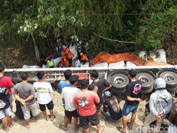 Suasana Evakuasi Sopir Truk Trailer Masuk Jurang di Boyolali