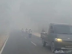 Asap Tebal Selimuti Pangkalan Bun, Pengendara Kurangi Kecepatan