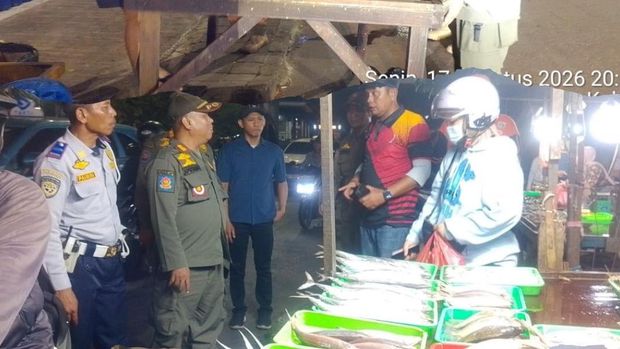 Gubernur Pramono Anung meminta kondisi Jalan Raya Bogor Kramat Jati dibenahi agar tak licin dan membahayakan pengguna jalan. Pemkot akan tertibkan pedagang. (dok IG @kecamatan.kramatjati) Gubernur Pramono Anung meminta kondisi Jalan Raya Bogor Kramat Jati dibenahi agar tak licin dan membahayakan pengguna jalan. Pemkot akan tertibkan pedagang. (dok IG @kecamatan.kramatjati)