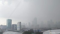 Adem! Tengah Hari Bolong Jakarta Diguyur Hujan