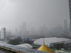 Adem! Tengah Hari Bolong Jakarta Diguyur Hujan