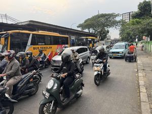 Cerita dan Asa Warga soal Jalan Kramat Jati Licin Sering Picu Kecelakaan