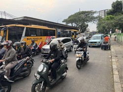 Cerita dan Asa Warga soal Jalan Kramat Jati Licin Sering Picu Kecelakaan