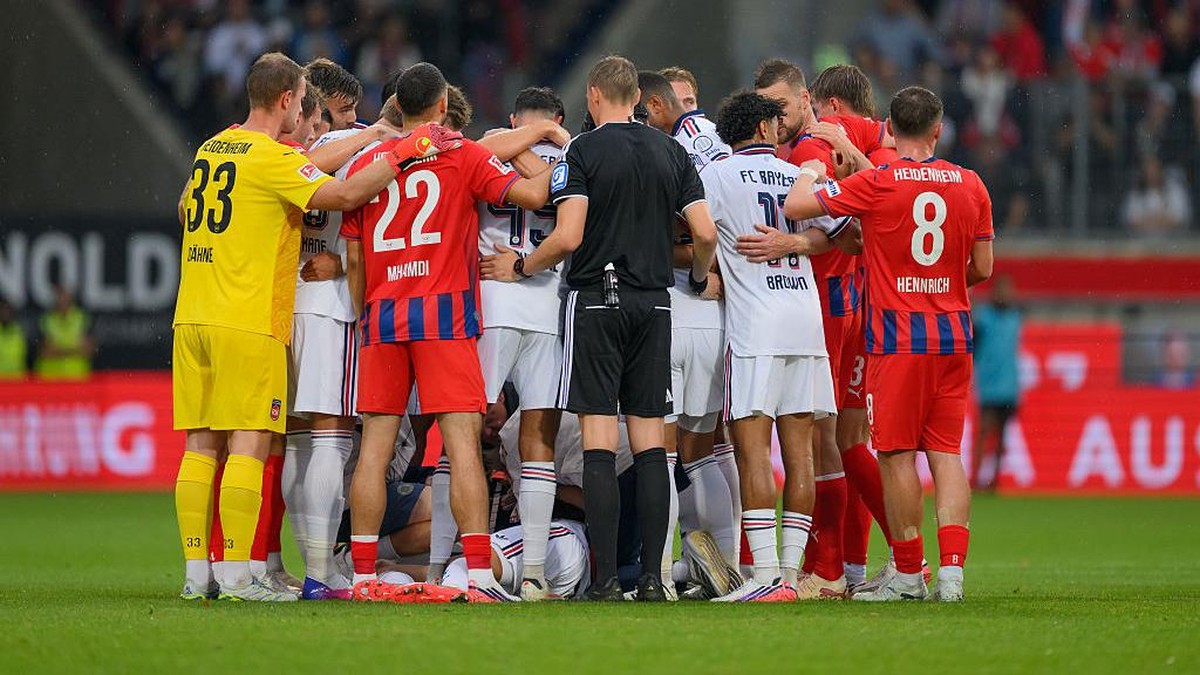Momen tim mendis berupaya menyelamatkan Jamal Musiala di laga melawan Heidenheim. (Foto: Getty Images/Christian Kaspar-Bartke)