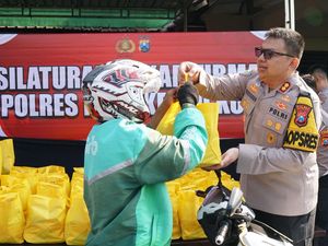 Cuaca Panas, Ojol Dapat Layanan Rikes-Vitamin di Polres Mojokerto Kota